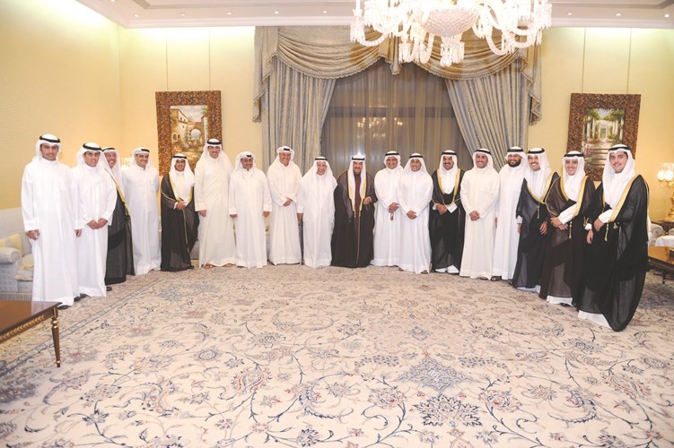  سمو الشيخ ناصر المحمد وعلي الغانم والشيخ خالد البدر والشيخ داحمد ناصر المحمد والشيخ صباح ناصر المحمد يقدمون التهاني خلال حفل الاستقبال في ديوان الخرافيهاني الشمري﻿
