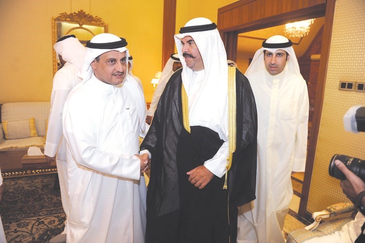 الشيخ فهد سالم العلي مصافحا لؤي جاسم الخرافي﻿