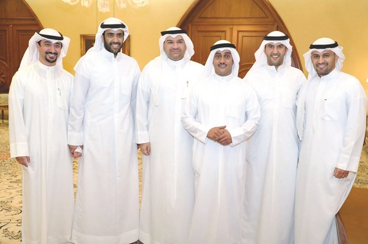 طلال الخرافي يتلقى التهاني ويبدو فهد الغانم﻿