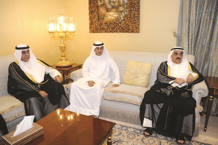 الشيخ فيصل السعود مقدما التهاني الى طلال الخرافي﻿