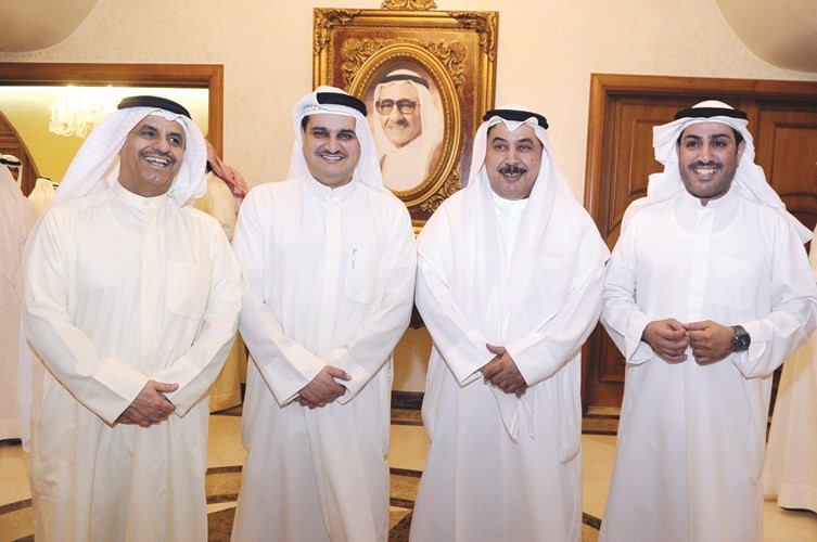خلف دميثير متوسطا انور جاسم الخرافي واياد جاسم الخرافي ﻿