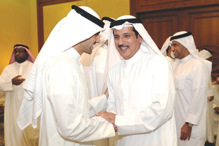 اسعد البنوان مصافحا بدر الخرافي﻿