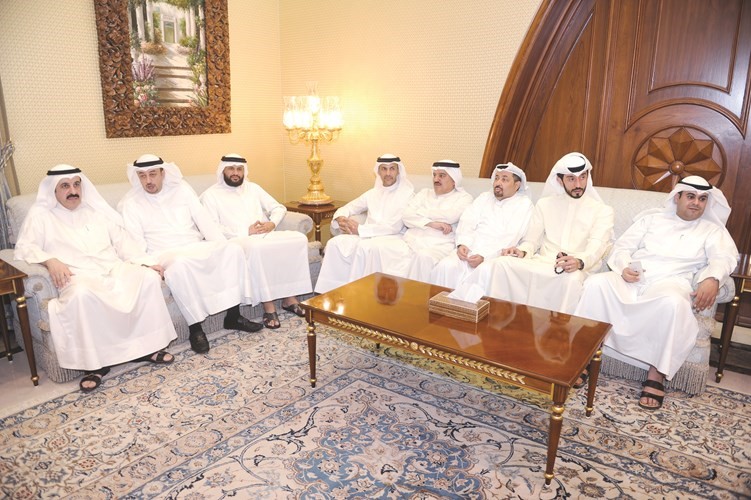 يعقوب الرفاعي مباركا ويبدو مجاسم الخرافي﻿
