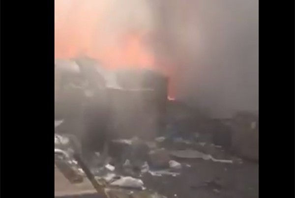 بالفيديو والصور.. «الإطفاء» تسيطر على حريق مخازن مستودع البريد بمبنى الشحن الجوي في المطار