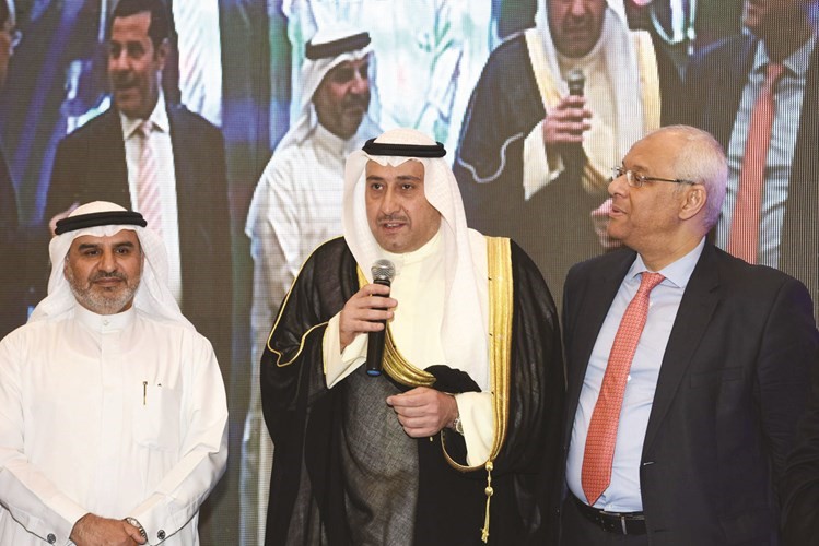 الشيخ فيصل الحمود متوسطا السفير ياسر عاطف وفهد الغيص﻿