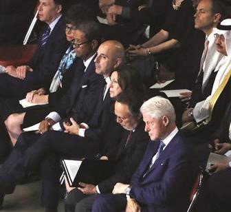 الرئيس الاميركي الاسبق بيل كلينتون وقد بدا عليه التاثر الشديد خلال حفل التابين	 افپ ﻿