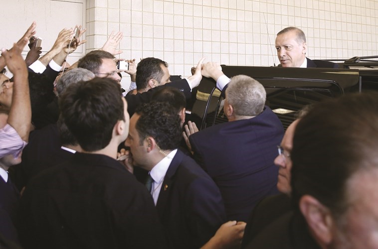 الرئيس التركي رجب طيب اردوغان يقطع حضوره الجنازة﻿