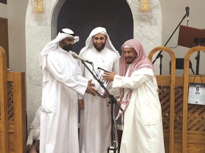 المري يسلم جائزة في إحدى المسابقات