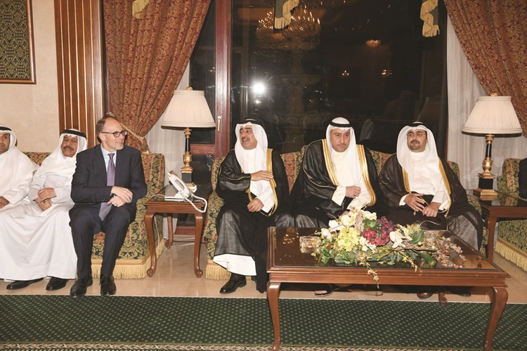 الشيخ عبدالله سالم العلي والشيخ فيصل الحمود وناصر الروضان والسفير الاميركي
