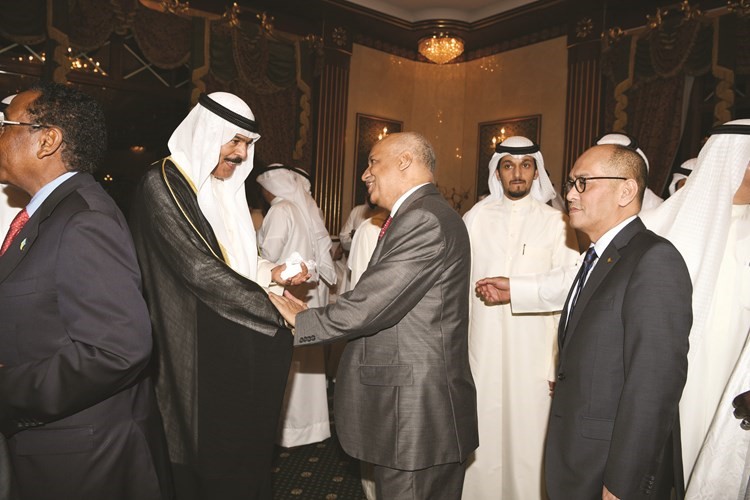 عدد من السفراء يهنئون الشيخ محمد الخالد
