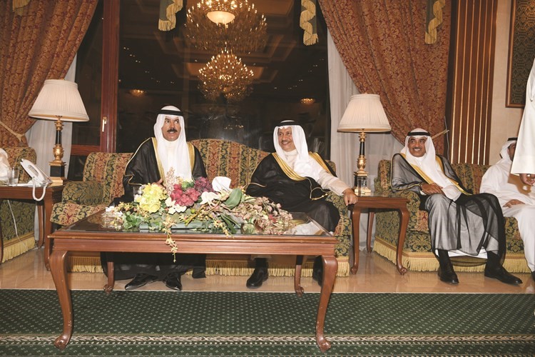 سمو الشيخ جابر المبارك يتوسط الشيخ صباح الخالد والشيخ محمد الخالد