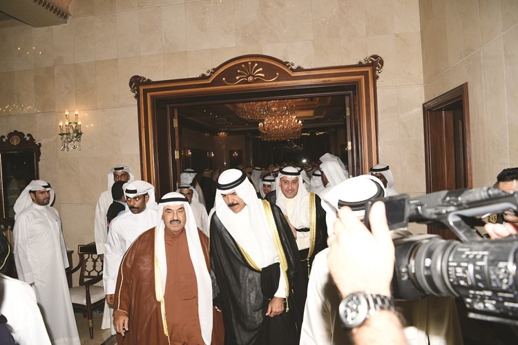 سمو الشيخ ناصر المحمد يقدم التهاني للشيخ محمد الخالد ويبدو الشيخ فيصل الحمود قاسم باشا
