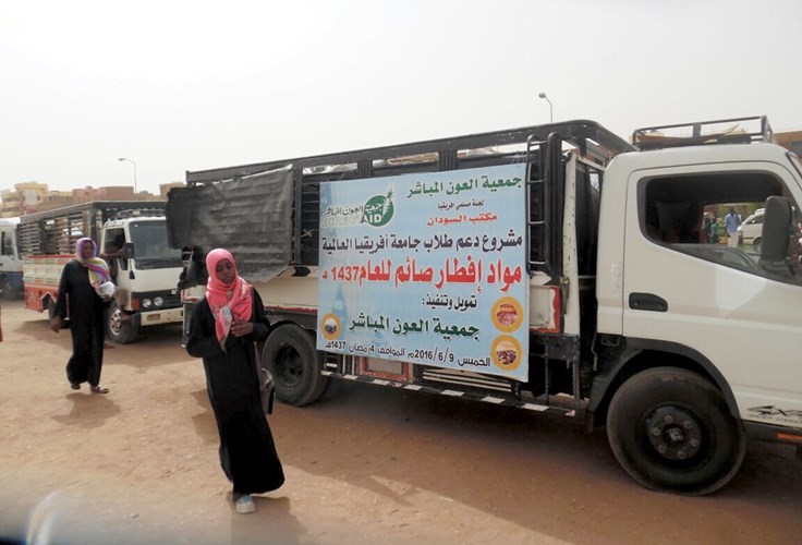 جانب من توزيع المساعدات
