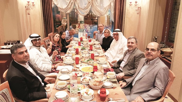 السفير الايراني دعلي رضا عنايتي متوسطا عددا من الاعلاميين والصحافيين خلال مادبة الافطار