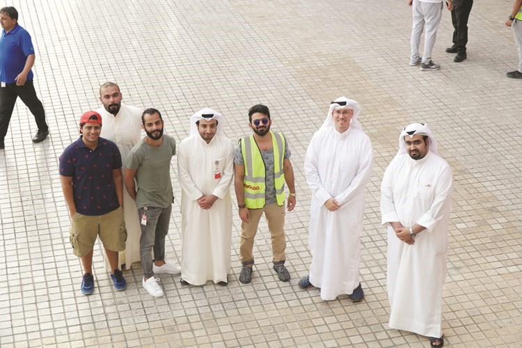 مجبل الايوب مع موظفي ادارة الاتصال المؤسسي اثناء توزيع الوجبات