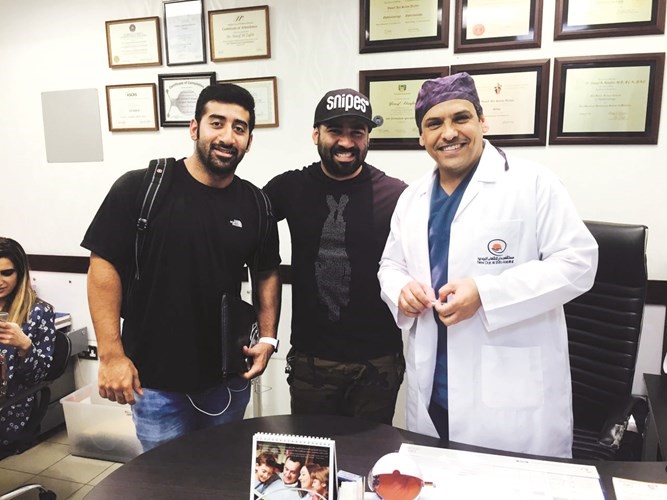 الفنان بشار الشطي خلال تصوير الاعلان