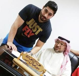 يوسف بهبهاني مع عامر العنزي اثناء توقيع العقد 