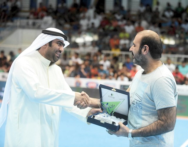 خالد الروضان يكرم وليد البروزاي مدير فريق النصر الاماراتي 