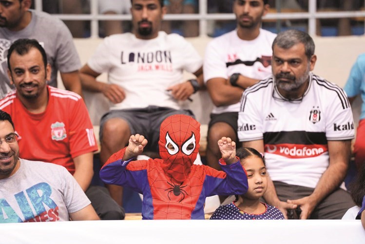 مشجع سبايدر مان حاضرا