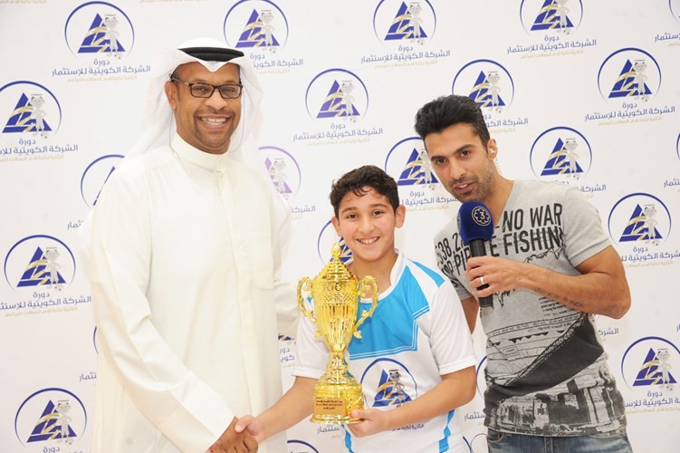 وليد علي وطلال الرشدان يسلمان كاس افضل لاعب لفهد العربيد لاعب فريق مسكان