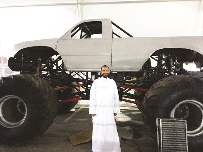 مدير العلاقات العامة والاعلام خالد الربيع بجانب وحش السيارات