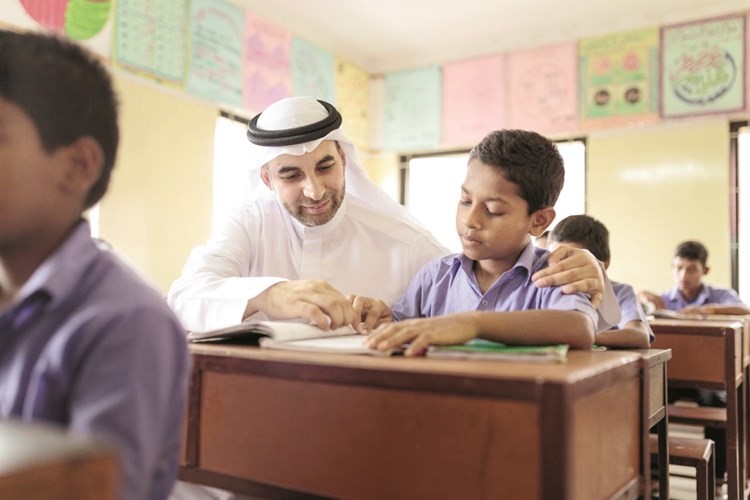 دعلي الراشد يدارس طفلا يتيما