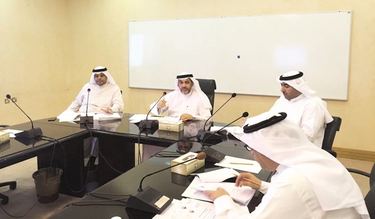 دحسن كمال خلال ترؤسه اجتماع اللجنة
