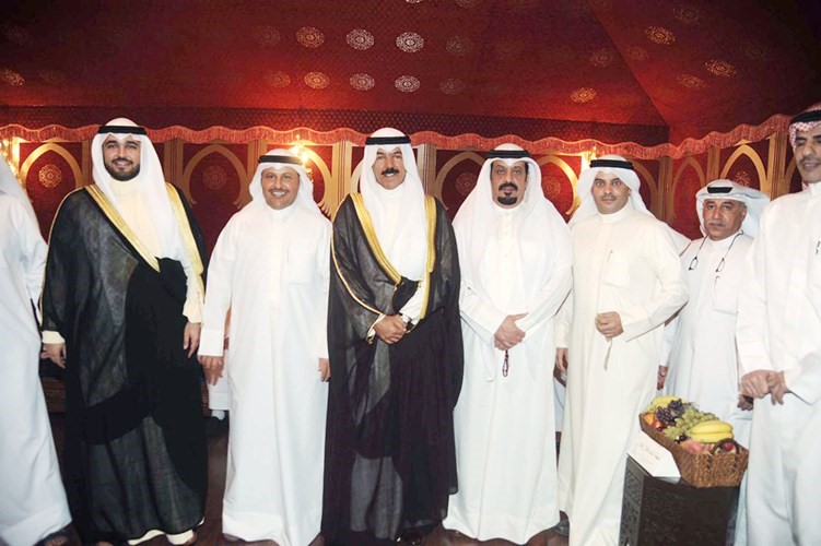 الشيخ محمد الخالد والشيخ خالد محمد الخالد يتوسطهما طلال الجلال وابناء الدائرة