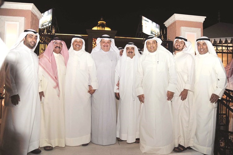 عيسى الكندري ويعقوب الصانع يقدمان التهاني
