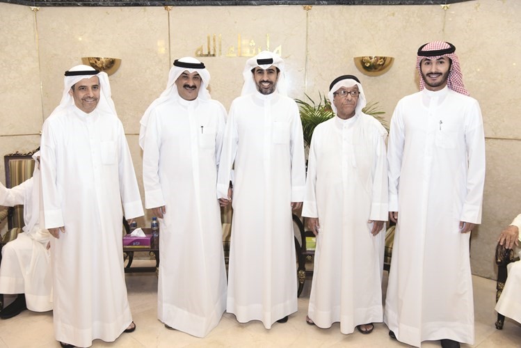 علي الخميس متوسطا المباركين والمهنئين في شهر رمضان