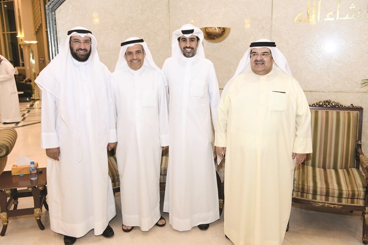 علي الخميس ودعلي العمير مع بعض الحضور انور الكندري