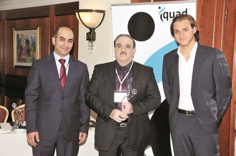 حسان باكير متسلما الجائزة