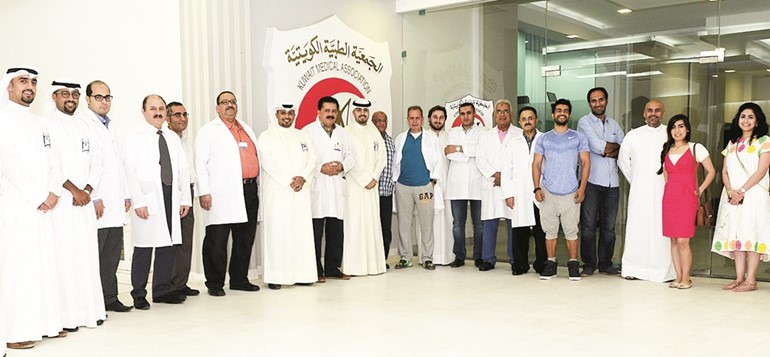 فريق بنك الكويت الوطني والطاقم الطبي في لقطة جماعية