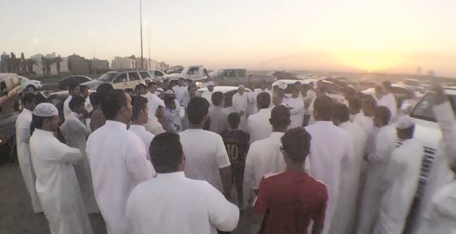 تجمع كبير من المواطنين في بر السالمي بحثا عن الطفل المفقود