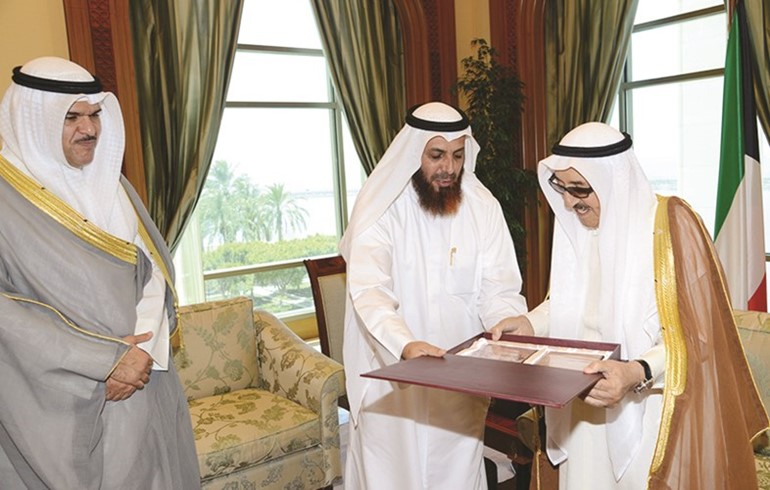 صاحب السمو الامير الشيخ صباح الاحمد يتسلم نسختين من فيلمين وثائقيين من عبدالله المخيال بحضور الشيخ سلمان الحمود﻿