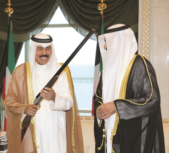 سمو ولي العهد الشيخ نواف الاحمد يتسلم بندقية هدية من م دعيج العتيبي﻿