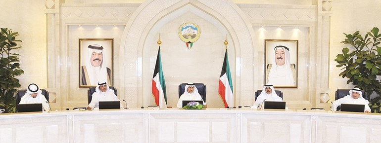 سمو الشيخ جابر المبارك مترئسا الاجتماع ويبدو الشيخ صباح الخالد والشيخ محمد الخالد والشيخ خالد الجراح وانس الصالح