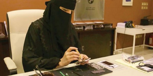 المرأة تغزو سوق بيع وصيانة الهواتف الجوالة في السعودية
