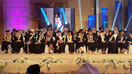 صورة جماعية للطلبة الخريجين