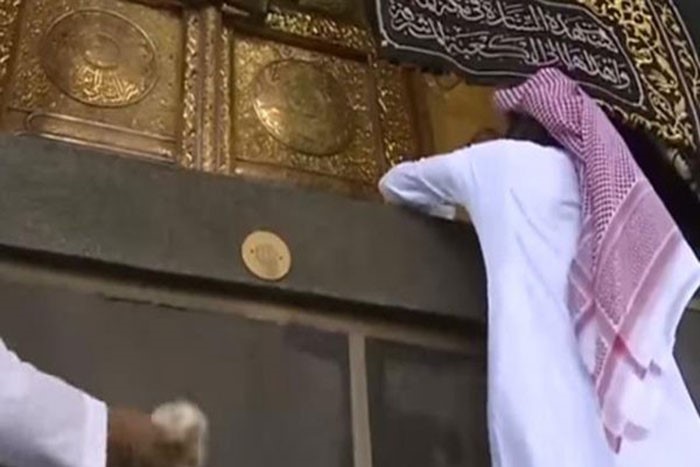 بالفيديو..كيف يتم تعطير باب الكعبة ومقام إبراهيم وتلميع النحاسيات بالحرم المكي؟