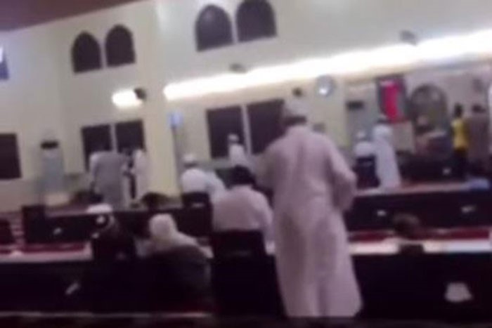 بالفيديو..وفاة إمام بمكة بعد انتهائه من صلاة الفجر والمصلون يهنئون أسرته بحسن الخاتمة