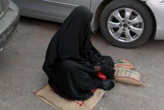 بالفيديو.. متسولة تسأل الناس أمام مركز تجاري ثم تغادر في سيارة أحدث موديل