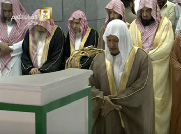 بالفيديو.. أول صلاة تراويح للشيخ "باعثمان" وهو يؤم المصلين بالمسجد الحرام 