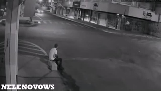 بالفيديو.. شاهد كيف أنقذ هذا الرجل نفسه من موت محقق؟