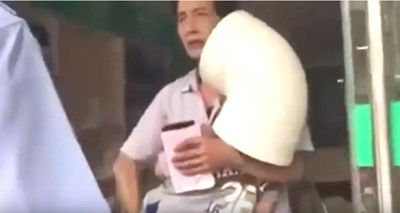 بالفيديو.. إنقاذ طفل علق رأسه داخل أنبوب بلاستيكي