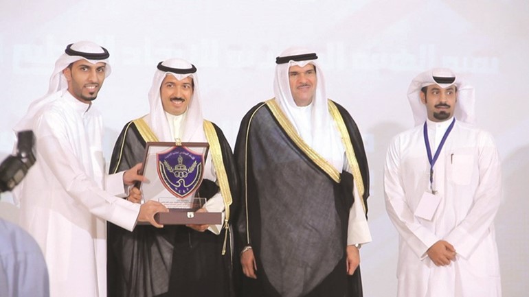 درع تكريمية للشيخ احمد الجابر بحضور الشيخ سلمان الحمود﻿