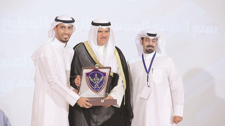 الشيخ سلمان الحمود يتسلم درعا تكريمية﻿