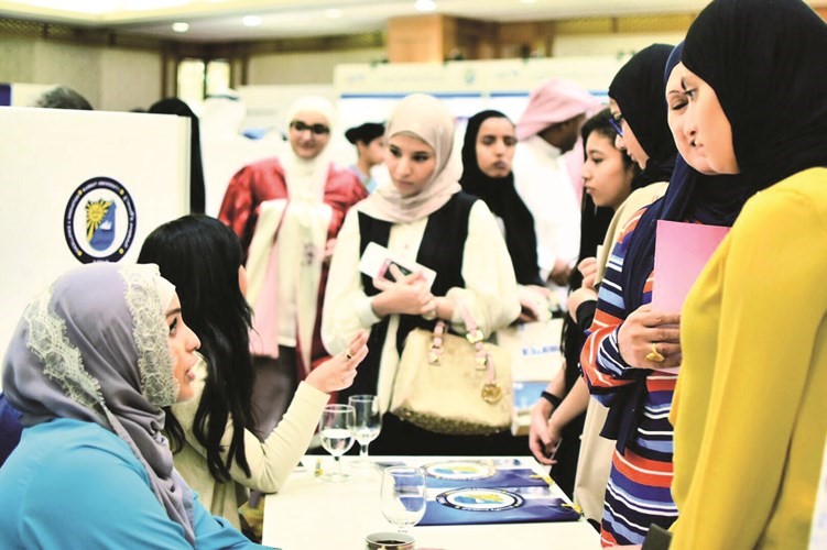 مجموعة من الطالبات واولياء الامور