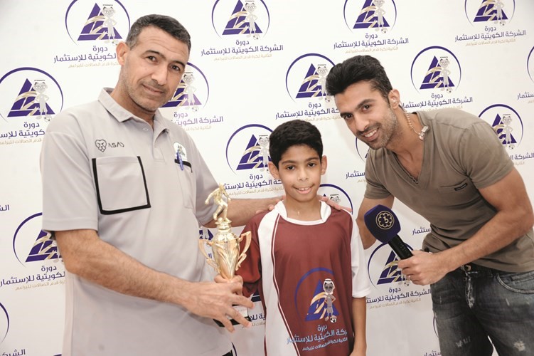 وليد علي يسلم احد البراعم جائزته 