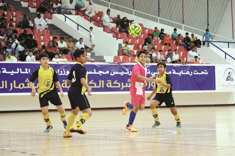 بدر الزايد لاعب فريق المقوع يحصل على كاس افضل لاعب